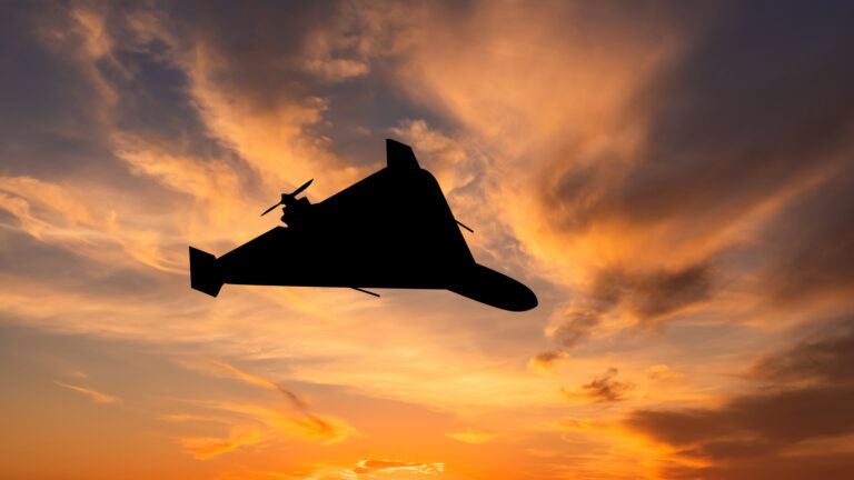 俄新型喷气无人机抗电子战，携重弹头远航