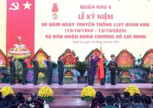 党总书记授予军区4武装力量胡志明勋章，肯定其忠诚战斗力量