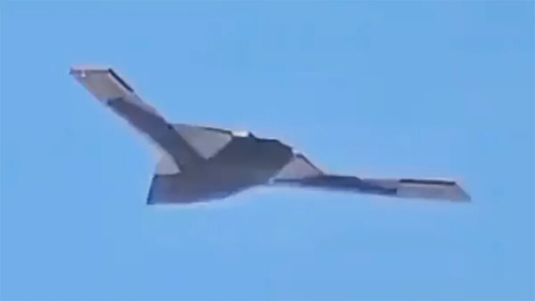 中国神秘隐身无人机首次现身空中