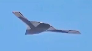 中国神秘隐身无人机首次现身空中