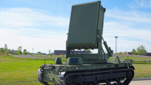 “高脉冲微波机器人秒杀无人机群”