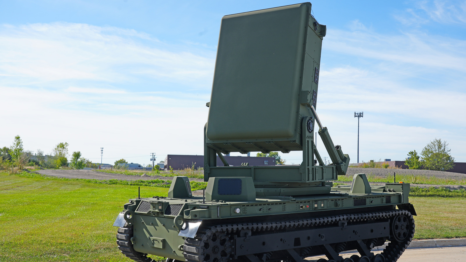 “高脉冲微波机器人秒杀无人机群”