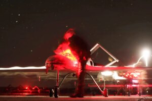 乌克兰自制无人机深入俄境内打击油库