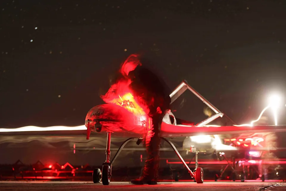 乌克兰自制无人机深入俄境内打击油库