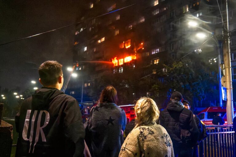俄罗斯夜间袭击乌克兰，近500架无人机导弹造成多人伤亡
