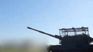 俄军为新型2S19M2自行火炮加装笼状防护和电子战设备
