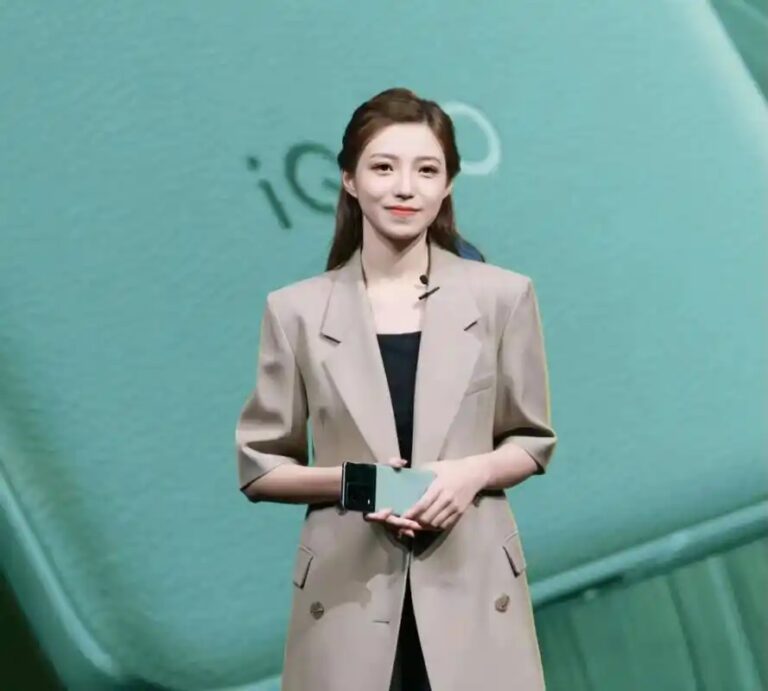 “最美产品经理”宋紫薇创业AI硬件，首款AI化妆镜曝光