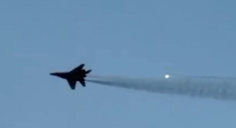 乌克兰飞行员发射反辐射导弹压制俄防空系统
