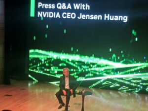 英伟达黄仁勋盛赞韩国存储芯片产业，建议该国加快构建 AI 基础设施