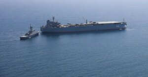 伊朗海军增添新型驱逐舰与浮动基地，提升海上实力