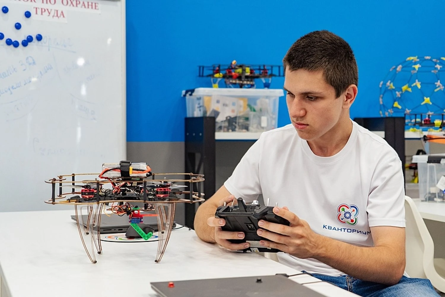 俄罗斯学校培训无人机操作员，备战未来冲突