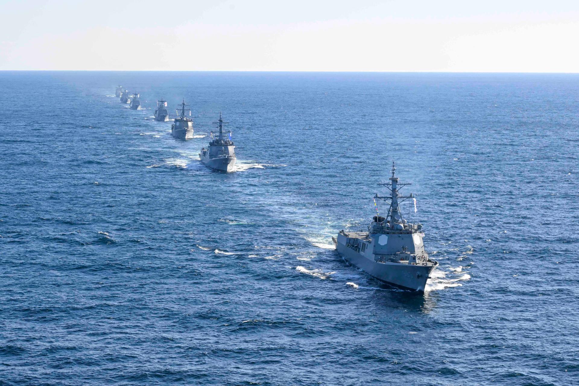 海军举行首次舰队级演习庆祝成立80周年