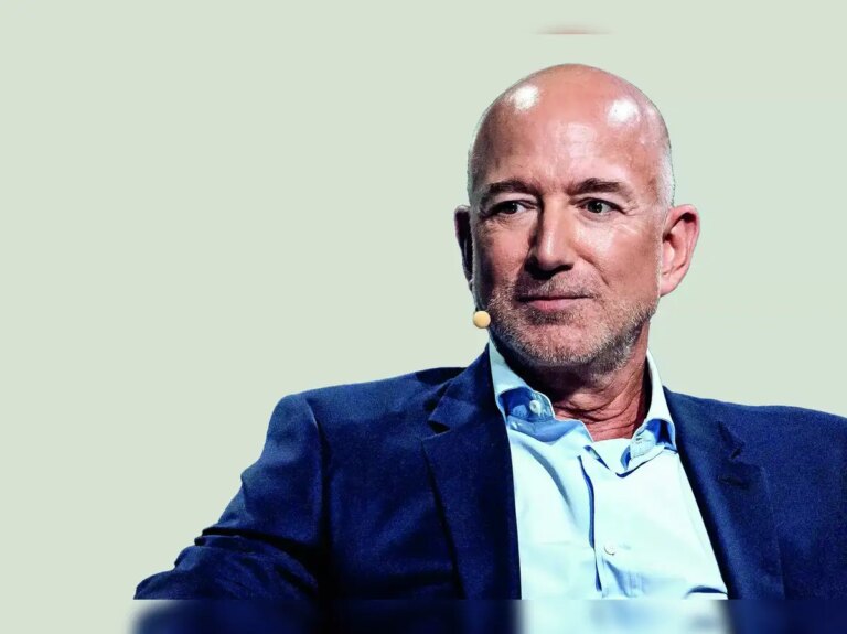 贝索斯回归出任AI新创公司联席CEO，注资62亿美元