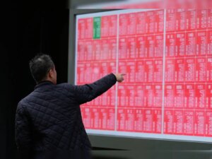 特朗普否认AI股泡沫担忧，科技股承压下跌