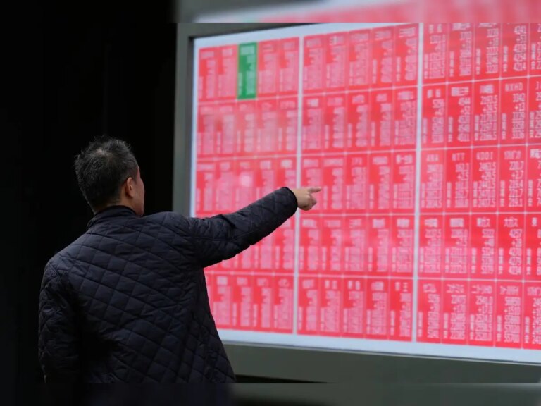 特朗普否认AI股泡沫担忧，科技股承压下跌