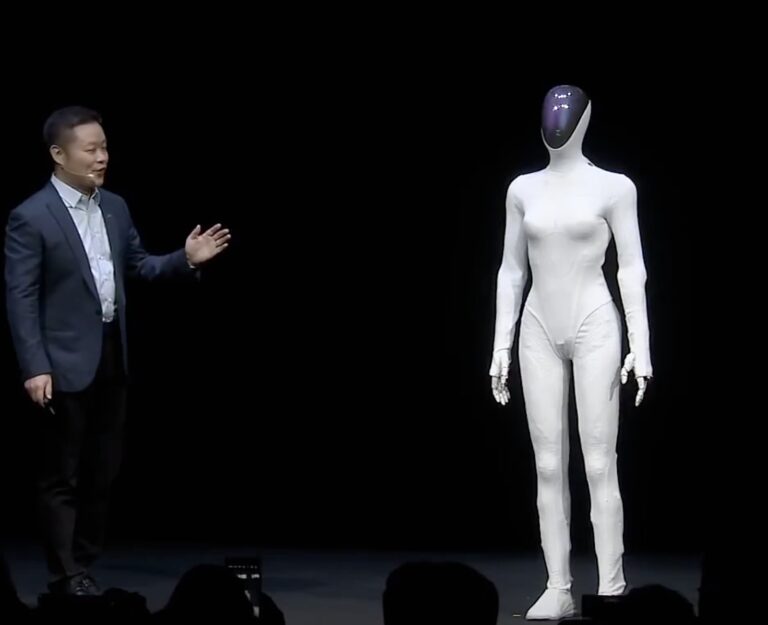 “人形机器人最缺的不是人形结构，而是大脑”