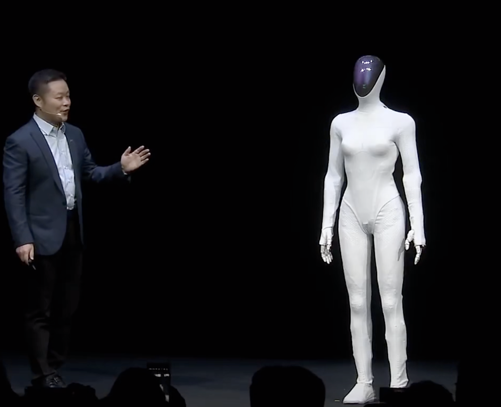 “人形机器人最缺的不是人形结构，而是大脑”