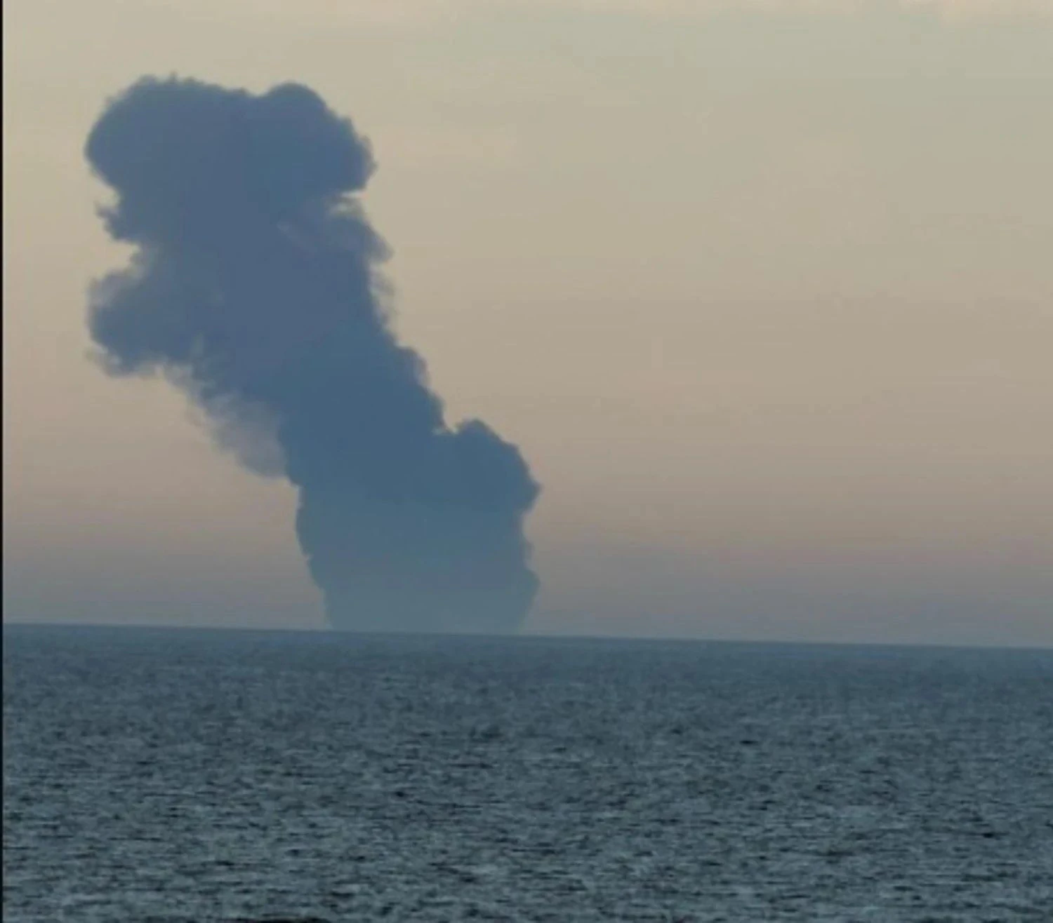 乌克兰安全部门用海婴无人机摧毁俄“影子舰队”两油轮