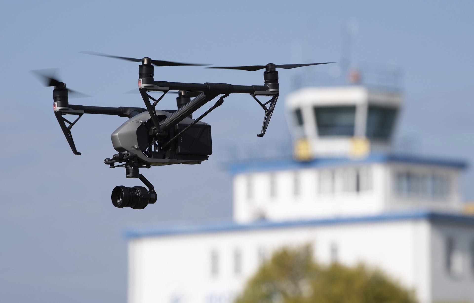 荷兰军方对无人机开火未果