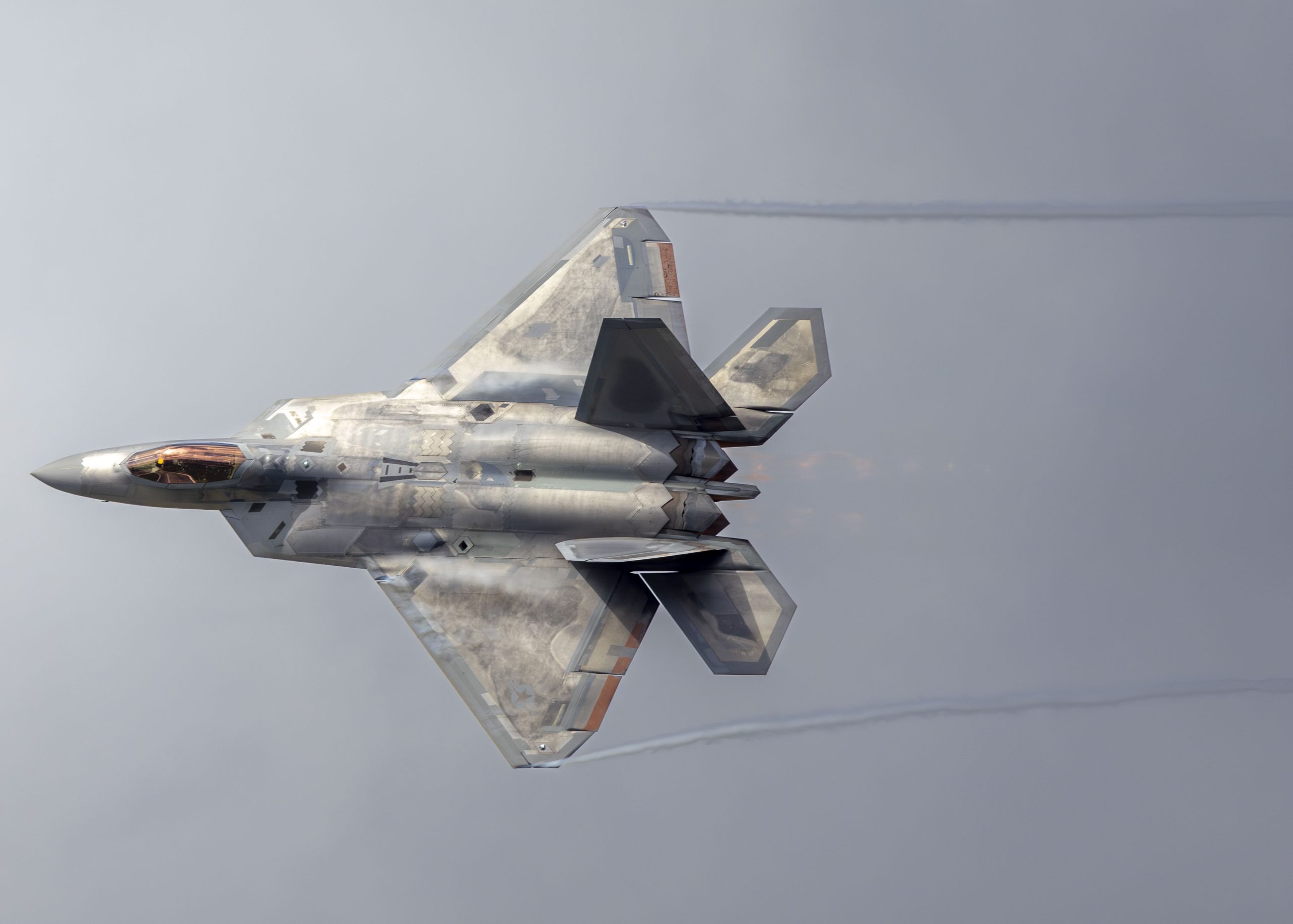 F-22飞行员驾驶舱内操控“CCA代理”无人机