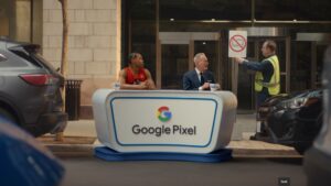 巴恩斯与阿姆斯特朗重聚，展示谷歌Pixel 10的Gemini AI关键时刻