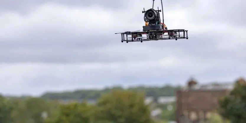 比利时空军基地遭无人机窥探，防长暗示可能为俄方所为