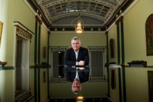 中国加速AI发展，西方需加快创新迎头赶上