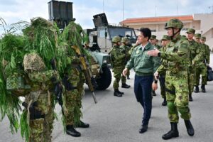 日本防相小泉纯一郎巡视靠近台湾的军事基地