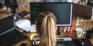 “‘ vibe-coding’成2025年度词汇，AI改变编程新方式”