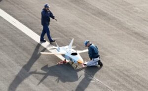 日本测试自主飞行路径技术，无人机与有人机协同作战