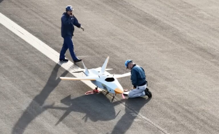 日本测试自主飞行路径技术，无人机与有人机协同作战