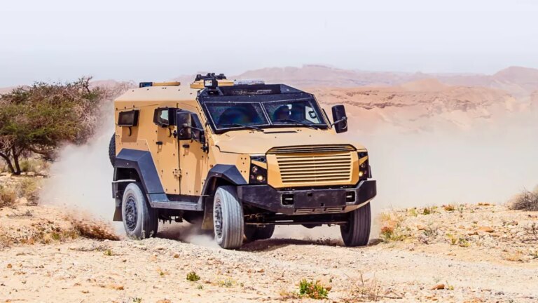 巴库阅兵展示多层防空与精确打击能力