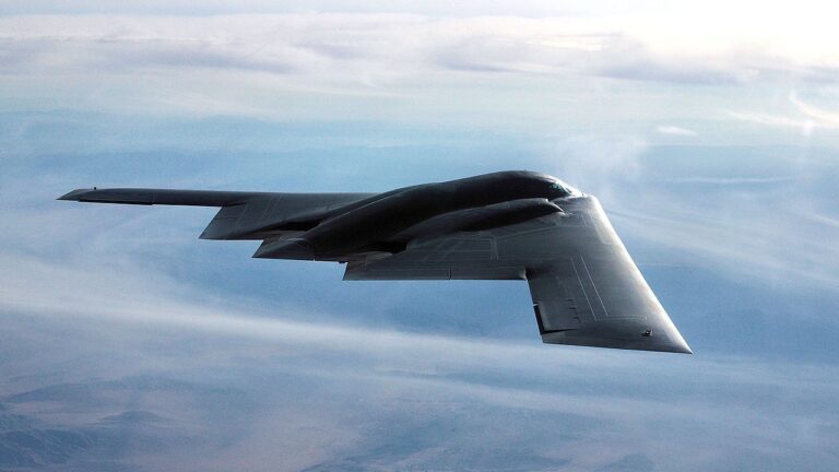 北rop格鲁曼B-2隐形轰炸机：造价高昂的战略利器