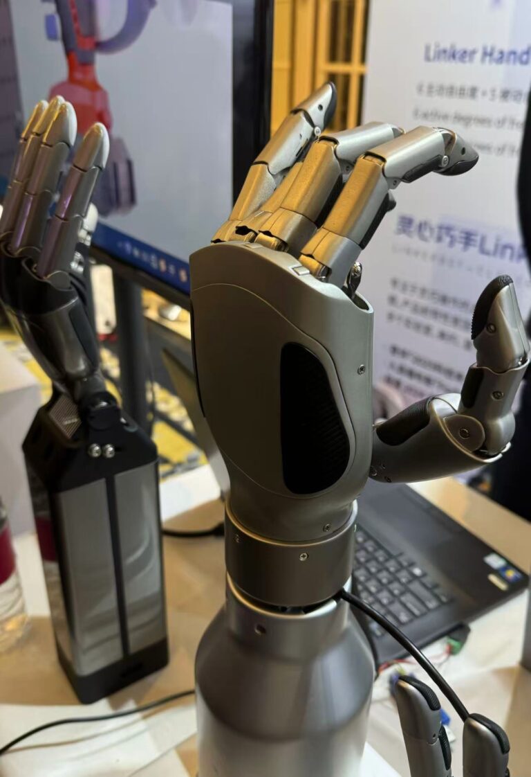 人形机器人进厂“打螺丝”，灵巧手寿命和成本仍是待突破瓶颈