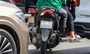 河内司机花招百出躲避AI交通摄像头罚款