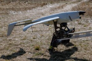 乌克兰无人机遭导弹击中仍安全返航