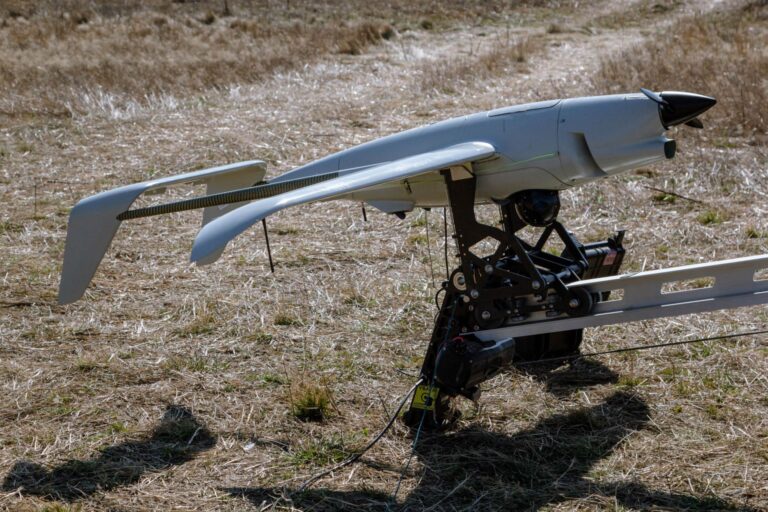 乌克兰无人机遭导弹击中仍安全返航