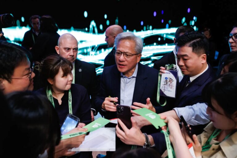 英伟达疯狂一周：市值暴增 2.8 万亿，黄仁勋出尽风头