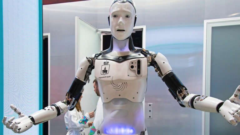 俄罗斯首个人形机器人亮相即摔倒