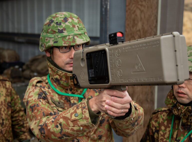 美军向日方展示便携反无人机系统