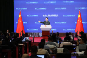 现场观察·国防部记者会｜日方应听懂中国军方的警告