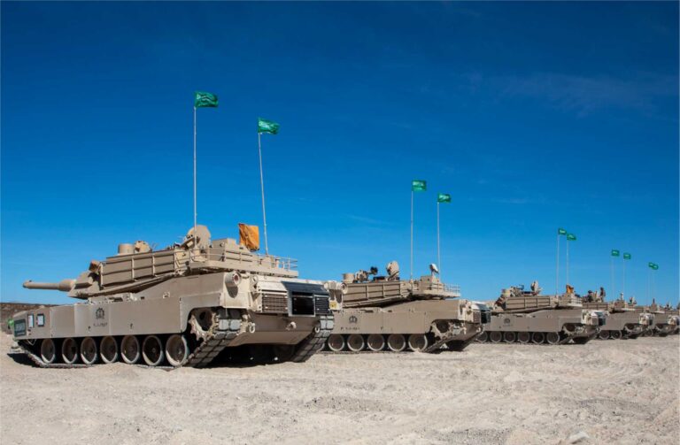 沙特M1A2艾布拉姆斯坦克首次加入美军训练