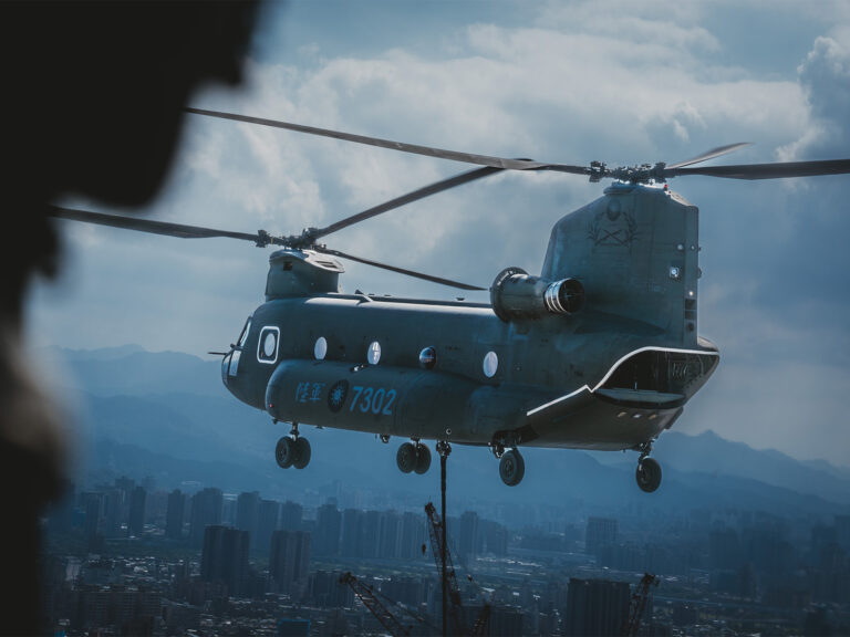 台防务部门称发现12架解放军军机进入台海识别区