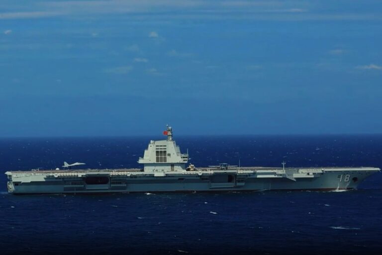 福建号航母首秀，携新型战机编队演练