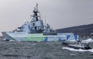 英皇家海军测试无人艇护航战舰，开创性试验成功