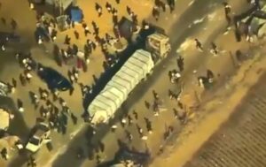 美军无人机拍到哈马斯劫掠加沙援助车队