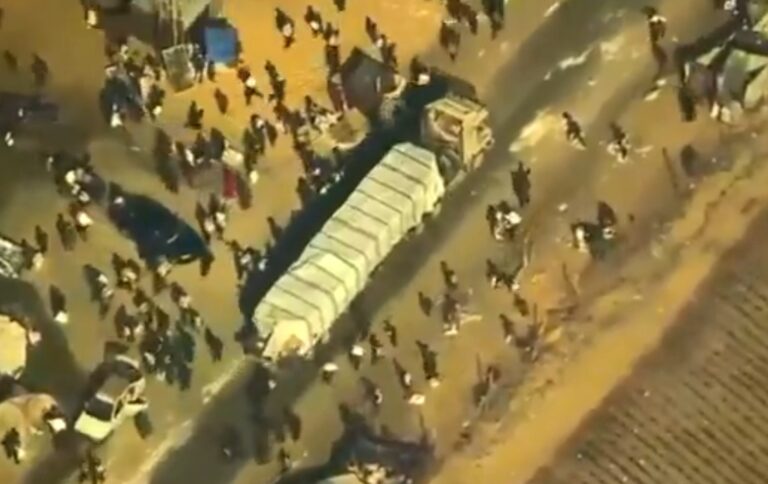 美军无人机拍到哈马斯劫掠加沙援助车队