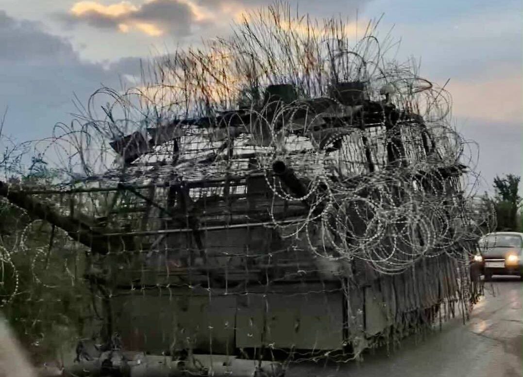 俄乌战场新奇招：乌克兰效仿俄制“刺猬”坦克抗无人机