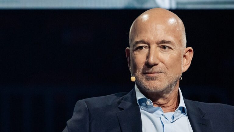 61岁正是闯的时候：亚马逊创始人贝索斯成立AI公司，融资62亿美元