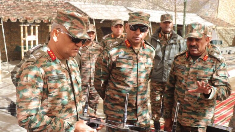 北方军司令视察无人机战备情况